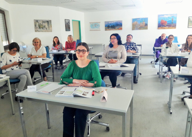 Mehrere Personen sitzen in einem Klassenzimmer an ihren Arbeitsplätzen. (Quelle: AFi AKADEMIE) Mehrere Personen sitzen in einem Klassenzimmer an ihren Arbeitsplätzen.