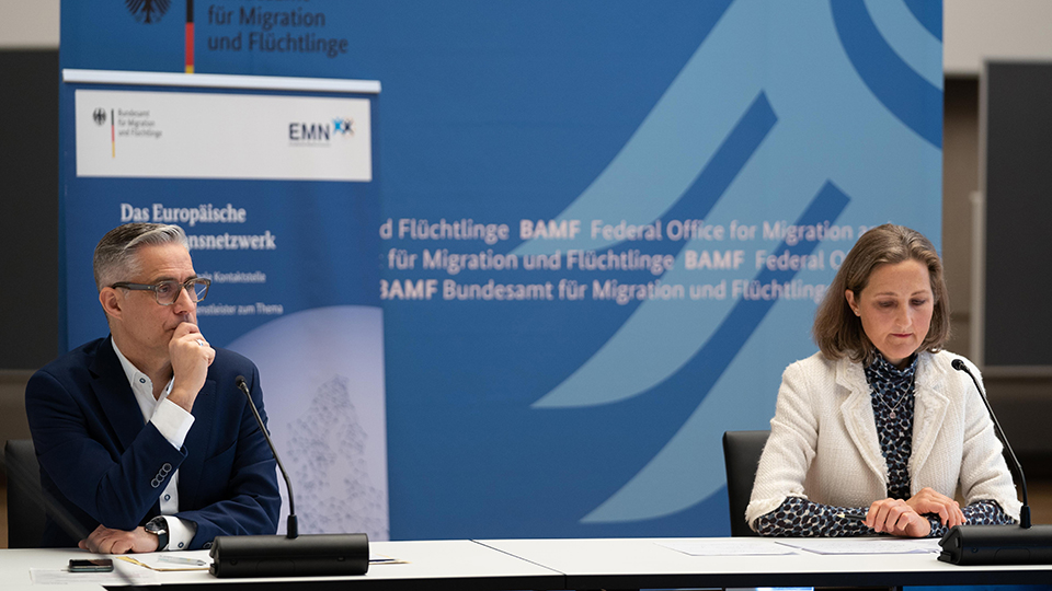 Ein Mann und eine Frau sitzen jeweils am Mikrofon. (Quelle: © BAMF) Ein Mann und eine Frau sitzen jeweils am Mikrofon.