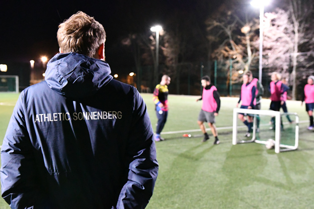 Ein Fussballtrainier beobachtet seine Mannschaft beim Training (Quelle: © BAMF | Kristin Kasten) Ein Fussballtrainier beobachtet seine Mannschaft beim Training