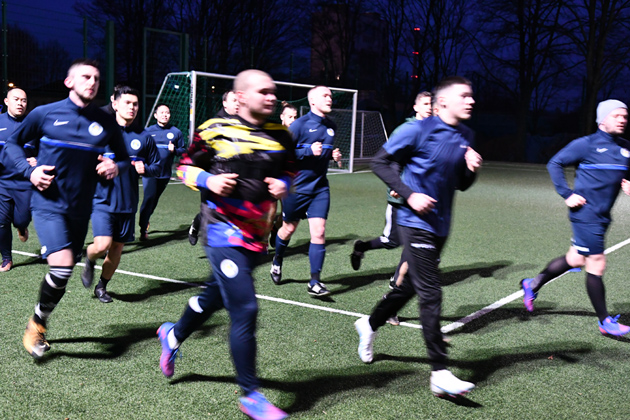 Junge Männer laufen über einen Sportplatz (Quelle: © BAMF | Kristin Kasten) Junge Männer laufen über einen Sportplatz