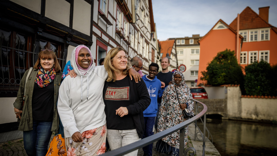 Eine Gruppe Menschen läuft am Ufer von einem schmalem Fluss entlang. (Quelle: ©UNHCR, Gordon Welters) Eine Gruppe Menschen läuft am Ufer von einem schmalem Fluss entlang.