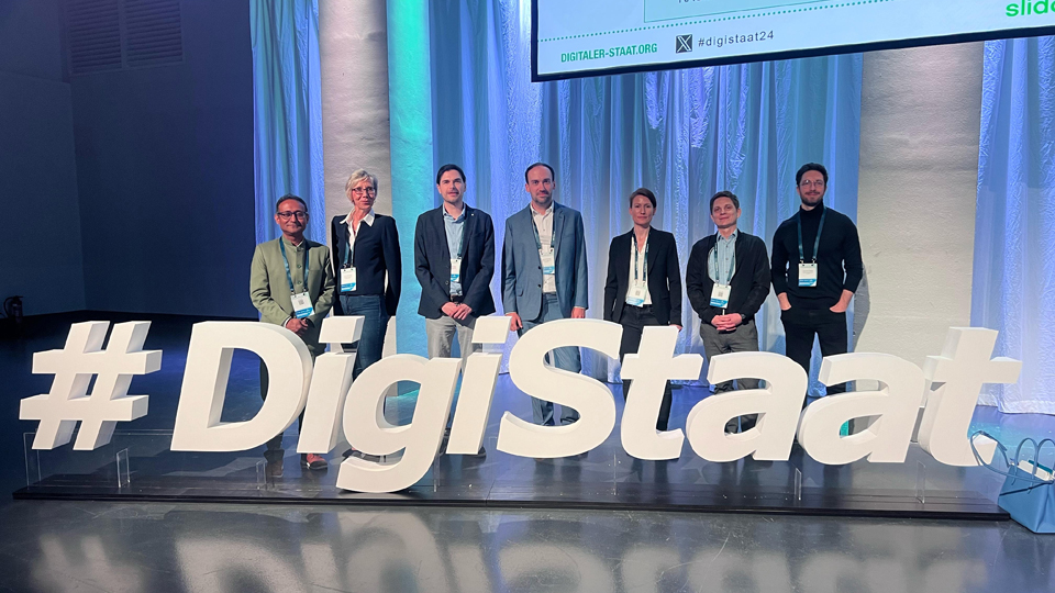 Mitarbeitende des Bundesamtes stehen auf einer Bühne (Quelle: © BAMF) Mitarbeitende des Bundesamtes stehen auf einer Bühne