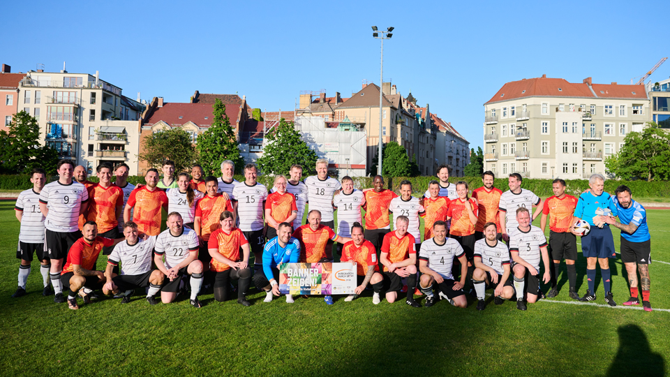Gruppenfoto zweier Fußballmannschaften. (Quelle: DOSB | Riedl) Gruppenfoto zweier Fußballmannschaften.