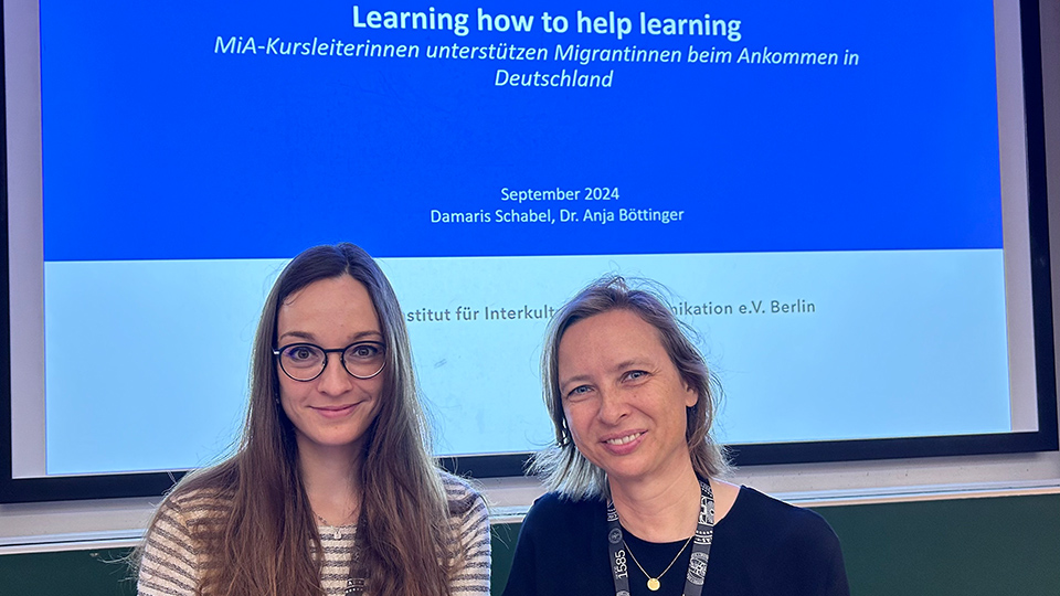 Zwei Frauen stehen vor einer digitalen Tafel (Quelle: © IIK Berlin) Zwei Frauen stehen vor einer digitalen Tafel