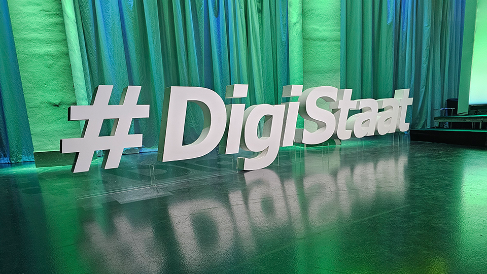 Logo-Installation: Große plastische Buchstaben in Form eines Aufstellers bilden das Wort "#DigiStaat". (Quelle: BAMF) Logo-Installation: Große plastische Buchstaben in Form eines Aufstellers bilden das Wort "#DigiStaat".