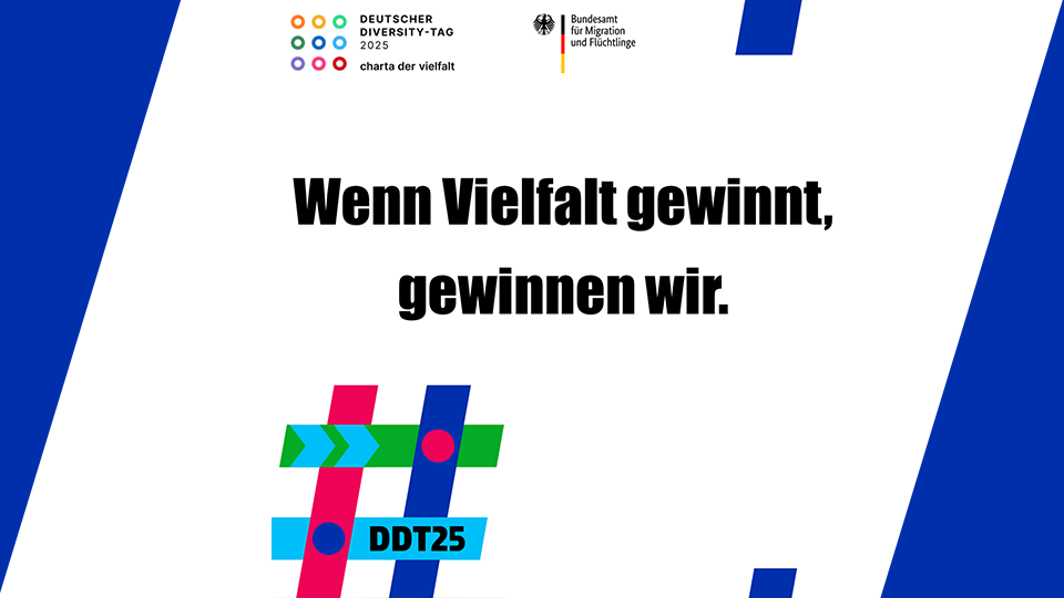 Key-Visual des diesjährigen Deutschen Diversity-Tags mit der Aufschrift "Wenn Vielfalt gewinnt, gewinnen wir. Deutscher-Diversity-Tag - Wir sind dabei." und den beiden Logos der Charta der Vielfalt und des BAMF. (Quelle: Charta der Vielfalt e.V.) Key-Visual des diesjährigen Deutschen Diversity-Tags mit der Aufschrift "Wenn Vielfalt gewinnt, gewinnen wir. Deutscher-Diversity-Tag - Wir sind dabei." und den beiden Logos der Charta der Vielfalt und des BAMF.