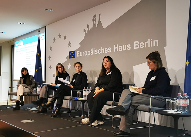 Fünf Frauen diskutieren auf dem Podium. (Quelle: © BAMF) Fünf Frauen diskutieren auf dem Podium.