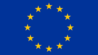 Das Emblem der EU zeigt gelbe Sterne, die einen Kreis auf blauem Hintergrund bilden.