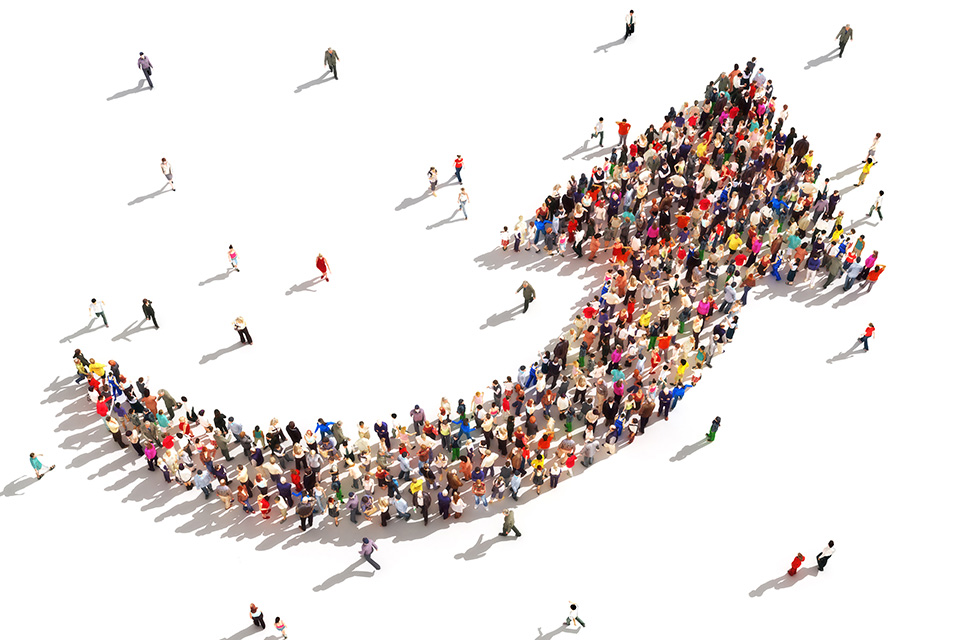 Menschen bilden Pfeil (Quelle: © iStock | DigtialStorm) Menschen bilden Pfeil