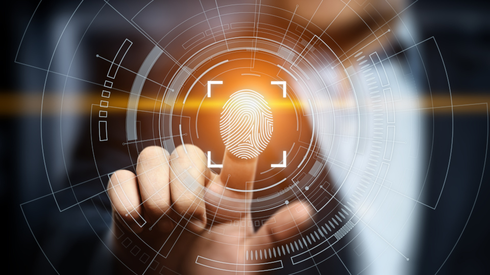 Eine Hand hinterlässt mit dem Zeigefinger einen digitalen Fingerabdruck. (Quelle: AdobeStock | Sikov) Eine Hand hinterlässt mit dem Zeigefinger einen digitalen Fingerabdruck.