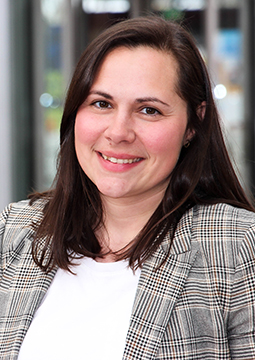 Eine Frau lächelt in die Kamera. (Quelle: © BAMF) Eine Frau lächelt in die Kamera.