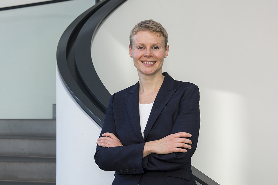 Eine Frau lächelt in die Kamera. (Quelle: BAMF | Karin Stöhr) Eine Frau lächelt in die Kamera.