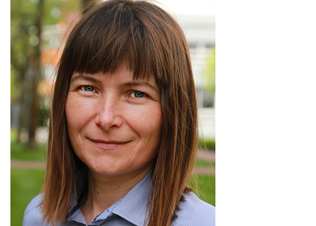 Eine Frau lächelt in die Kamera. (Quelle: © BAMF) Eine Frau lächelt in die Kamera.