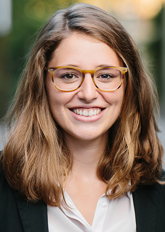 Eine Frau lächelt in die Kamera. (Quelle: © BAMF) Eine Frau lächelt in die Kamera.