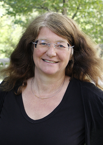 Eine Frau lächelt in die Kamera. (Quelle: © BAMF) Eine Frau lächelt in die Kamera.