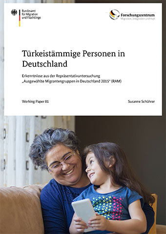 Titelbild des Working Papers 81 Eine ältere Frau hat ein Mädchen auf dem Schoß. Gemeinsam betrachten sie etwas an einem Smartphone. Titelbild des Working Papers 81 Eine ältere Frau hat ein Mädchen auf dem Schoß. Gemeinsam betrachten sie etwas an einem Smartphone.