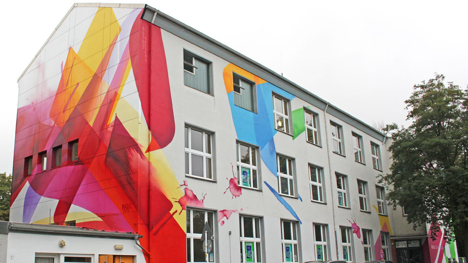 Ein bemaltes Haus aus der Reihe von 14 Ressourcenhäusern (Quelle: © VMDO e. V. in Dortmund | Y.Abolnikov) Ein bemaltes Haus aus der Reihe von 14 Ressourcenhäusern