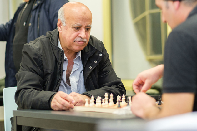 Zwei Männer spielen Schach (Quelle: © Deutscher Olympischer Sportbund e.V./Ellen Lewis) Zwei Männer spielen Schach