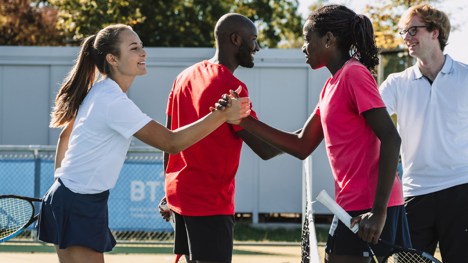 Zwei Frauen und zwei Männer machen den Sportgruß nach ihrem Tennis-Match (Quelle: © Bayerischer Tennisverband e.V. ) Zwei Frauen und zwei Männer machen den Sportgruß nach ihrem Tennis-Match