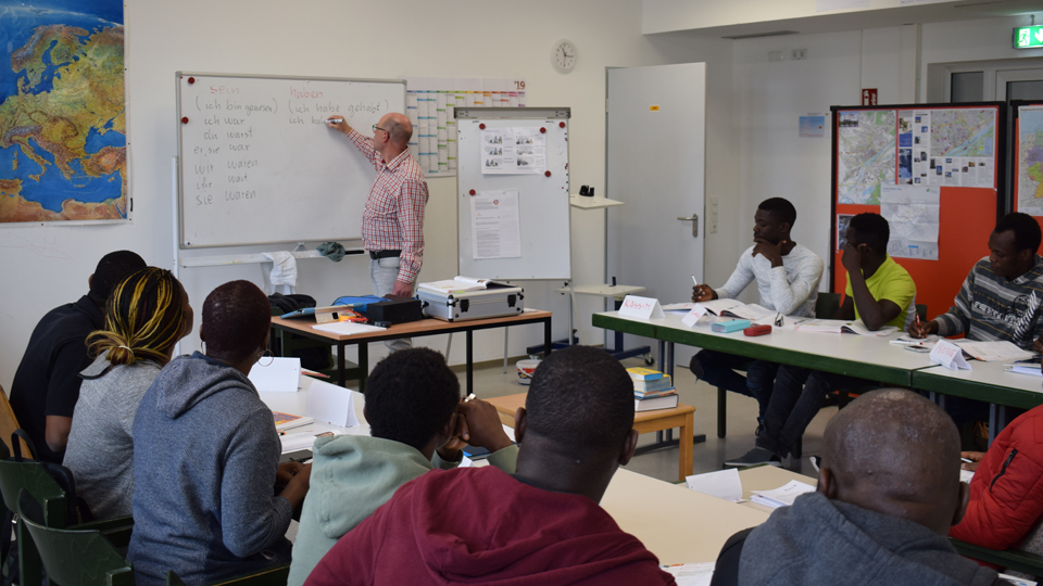 Bamf Bundesamt Fur Migration Und Fluchtlinge Newsletter Bestellen Bzw Abbestellen Erstorientierungskurse Unterstutzung Im Alltag