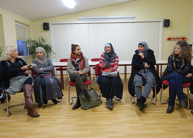 Sechs Frauen sitzen im Gesprächskreis.