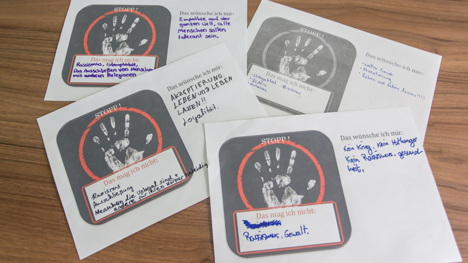 Vier Karteikarten liegen auf einem Tisch. (Quelle: BAMF | Rene Matschkowiak) Vier Karteikarten liegen auf einem Tisch.