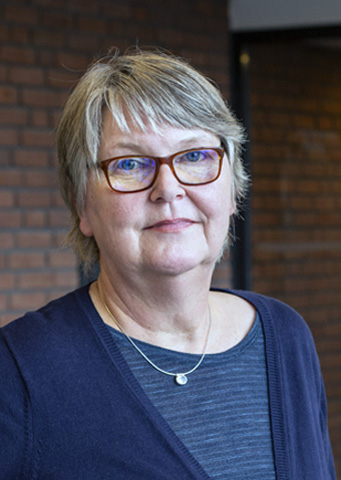 Eine Frau steht vor einem Tisch (Quelle: BAMF) Eine Frau steht vor einem Tisch