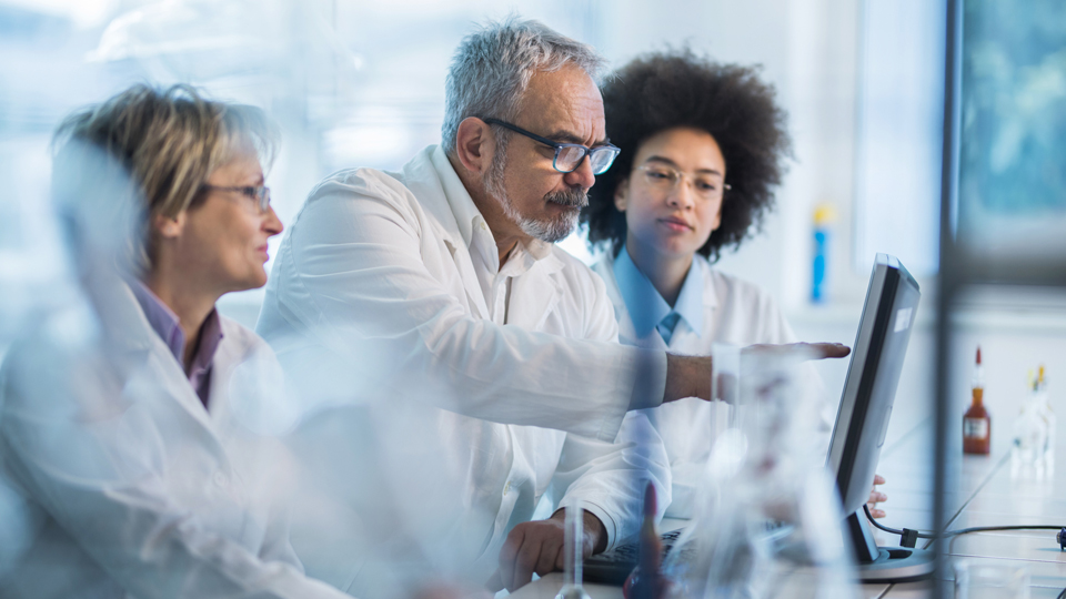 Zwei Frauen und ein Mann schauen auf einen Computer Bildschirm (Quelle: © iStock|skynesher) Zwei Frauen und ein Mann schauen auf einen Computer Bildschirm