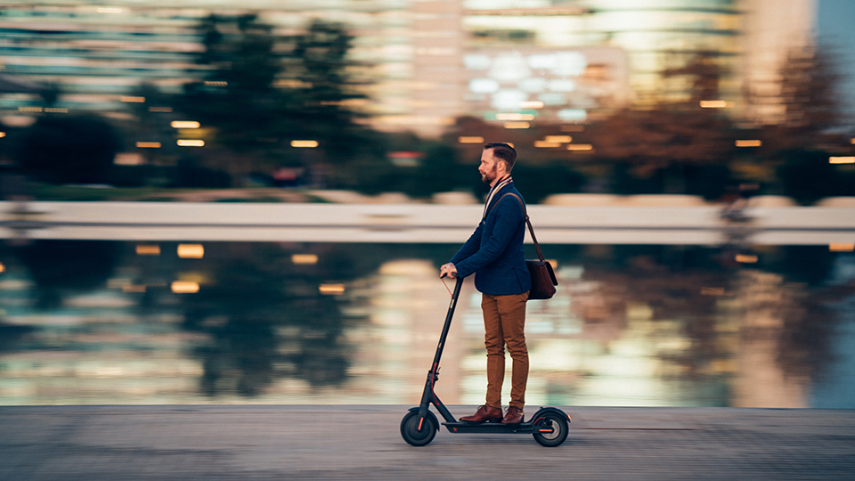 Mann auf Scooter (Source: © iStock|martin-dm) Mann auf Scooter
