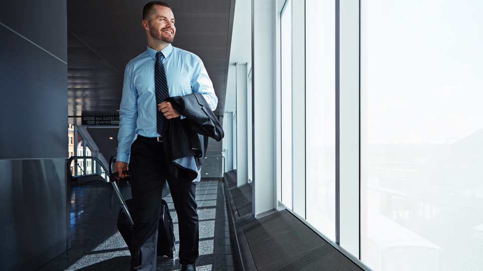 Ein Mann mit einem Koffer (Source: © iStock|gradyreese) Ein Mann mit einem Koffer