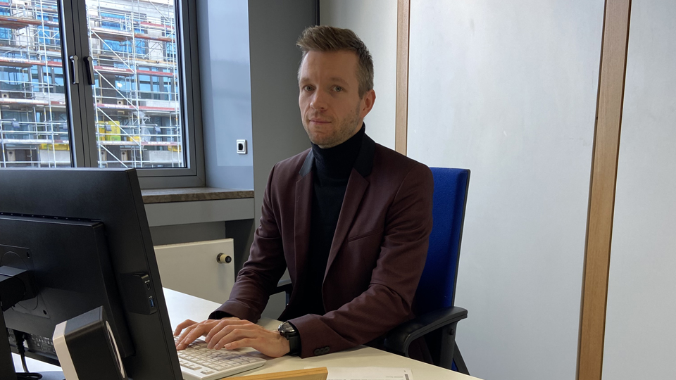 Ein Mann sitzt an seinem Schreibtisch (Quelle: © BAMF) Ein Mann sitzt an seinem Schreibtisch