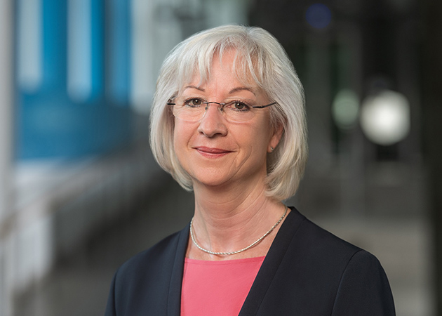 Ein Porträt einer Frau (Quelle: © BAMF | Bildkraftwerk | Laurin Schmid) Ein Porträt einer Frau
