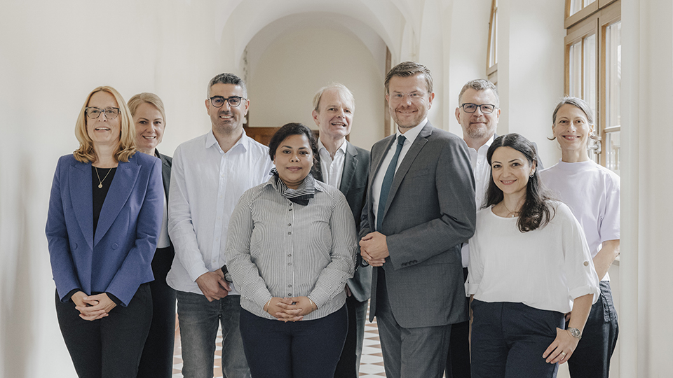 Gruppenbild: Fünf Frauen und vier Männer lächeln in die Kamera. (Quelle: © Giulia Iannicelli | Bildungsbüro der Stadt Nürnberg) Gruppenbild: Fünf Frauen und vier Männer lächeln in die Kamera.