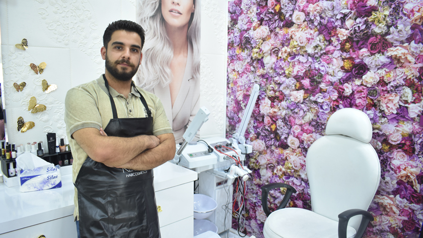 Ein Mann steht in einem Schönheitssalon (Quelle: © ETTC ) Ein Mann steht in einem Schönheitssalon